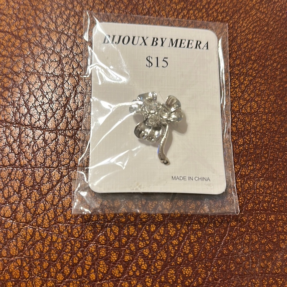 Bijoux by Meera women’s rhinestone brooch silver color